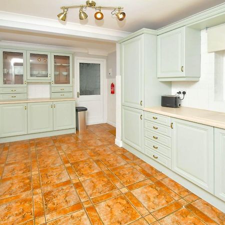 The Glade By Yourstays Huge Single Detached Holiday Home With Big Garden Newcastle-under-Lyme Exterior photo
